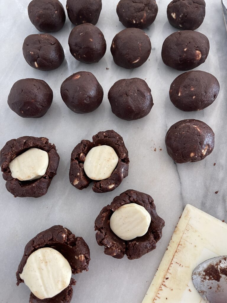 Chocolate Cheesecake Cookies werden gefüllt